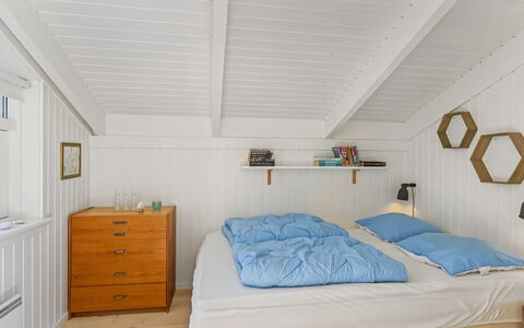 Ran - 600M from the Sea: Camera Da Letto, Legna, Soffitto, Interior Design, Pavimentazione, Letto, Pavimento, Lenzuolo, Mobilia, Bedding