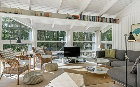 Ran - 600M from the Sea: Mobilia, Interior Design, Pavimentazione, Divano, Legna, Soffitto, Soggiorno, Pavimento, Sedia, Illuminazione