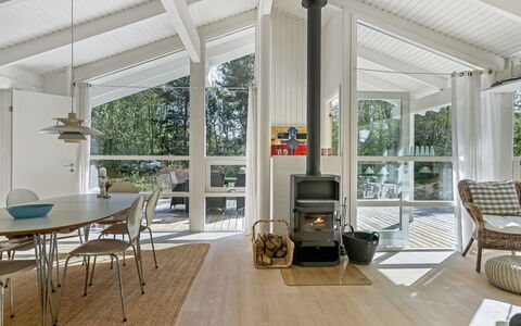 Ran - 600M from the Sea: Interior Design, Soffitto, Pavimentazione, Pavimento, Mobilia, Soggiorno, Casa, Lampada, Sedia, Camera