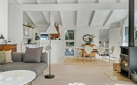 Ran - 600M from the Sea: Pavimentazione, Interior Design, Mobilia, Soffitto, Legna, Pavimento, Soggiorno, Divano, Casa, Camera