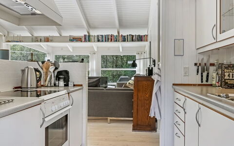 Ran - 600M from the Sea: Cucina, Controsoffitto, Pavimentazione, Elettrodomestico Da Cucina, Apparecchio Major, Interior Design, Legna, Cabinetry, Soffitto, Mobilia