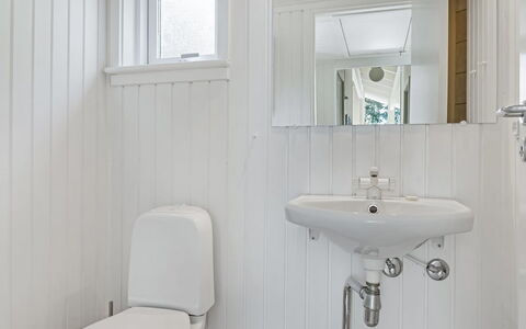 Ran - 600M from the Sea: Parete, Idraulico Fixture, Bagno, Pavimentazione, Interior Design, Pavimento, Lavello, Lavandino Del Bagno, Soffitto, Rubinetto