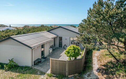 Petersen - 50M from the Sea: Legna, Casa, Portico, Deck, Latifoglie, Tetto, Color Legno, Pavimento In Legno, Eco Hotel