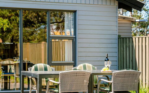 Petersen - 50M from the Sea: Legna, Casa, Portico, Deck, Latifoglie, Tetto, Color Legno, Pavimento In Legno, Eco Hotel