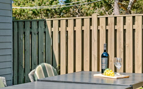 Petersen - 50M from the Sea: Legna, Casa, Portico, Deck, Latifoglie, Tetto, Color Legno, Pavimento In Legno, Eco Hotel
