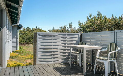 Petersen - 50M from the Sea: Legna, Casa, Portico, Deck, Latifoglie, Tetto, Color Legno, Pavimento In Legno, Eco Hotel