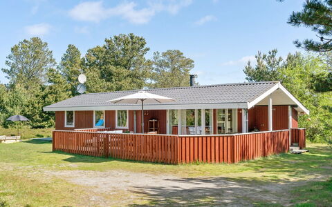 Hrefna - 350M from the Sea: Tetto, Casa, Lotto, Casa, Villetta, Estate, Edifici Giardino, Shade, Log Cabin, Landscaping