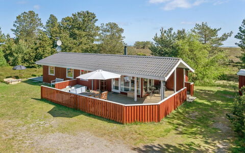 Hrefna - 350M from the Sea: Tetto, Casa, Lotto, Casa, Villetta, Estate, Edifici Giardino, Shade, Log Cabin, Landscaping