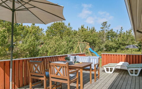 Hrefna - 350M from the Sea: Tetto, Casa, Lotto, Casa, Villetta, Estate, Edifici Giardino, Shade, Log Cabin, Landscaping