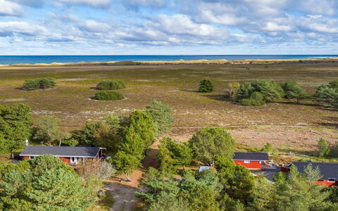 Hrefna - 350M from the Sea: Tetto, Casa, Lotto, Casa, Villetta, Estate, Edifici Giardino, Shade, Log Cabin, Landscaping
