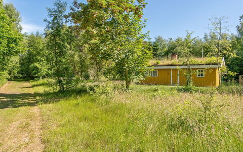 Mirla - 300M from the Sea: Tetto, Casa, Casa, Villetta, Porta, Raccordo, Deck, Portico, Plank, Latifoglie