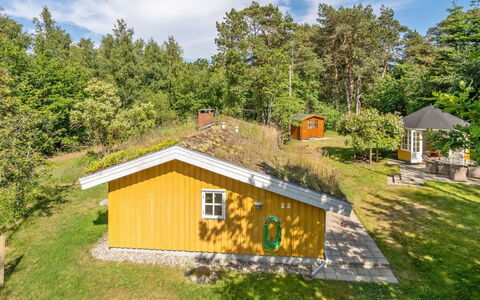 Mirla - 300M from the Sea: Tetto, Casa, Casa, Villetta, Porta, Raccordo, Deck, Portico, Plank, Latifoglie