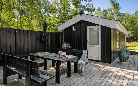 Mika - 1Km from the Sea: Legna, Casa, Portico, Deck, Latifoglie, Tetto, Color Legno, Pavimento In Legno, Eco Hotel