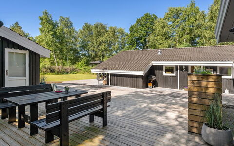 Mika - 1Km from the Sea: Legna, Casa, Portico, Deck, Latifoglie, Tetto, Color Legno, Pavimento In Legno, Eco Hotel