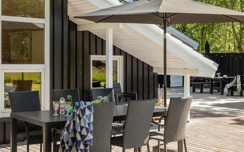 Mika - 1Km from the Sea: Legna, Casa, Portico, Deck, Latifoglie, Tetto, Color Legno, Pavimento In Legno, Eco Hotel
