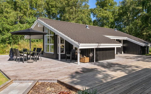 Mika - 1Km from the Sea: Legna, Casa, Portico, Deck, Latifoglie, Tetto, Color Legno, Pavimento In Legno, Eco Hotel