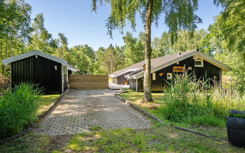 Mika - 1Km from the Sea: Legna, Casa, Portico, Deck, Latifoglie, Tetto, Color Legno, Pavimento In Legno, Eco Hotel