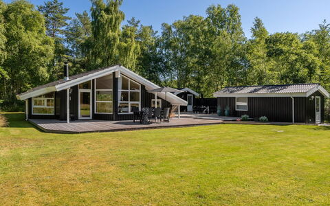 Mika - 1Km from the Sea: Legna, Casa, Portico, Deck, Latifoglie, Tetto, Color Legno, Pavimento In Legno, Eco Hotel