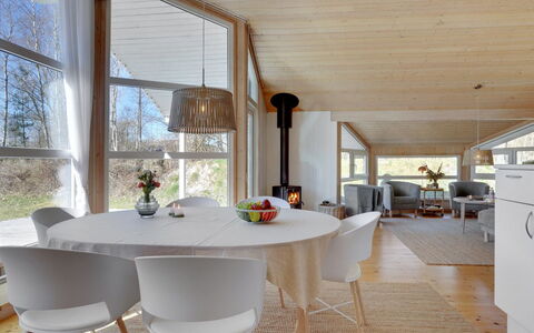 Mika - 1Km from the Sea: Legna, Casa, Portico, Deck, Latifoglie, Tetto, Color Legno, Pavimento In Legno, Eco Hotel