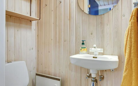 Lovis - 600M from the Sea: Parete, Lavandino Del Bagno, Bagno, Idraulico Fixture, Legna, Pavimentazione, Lavello, Interior Design, Pavimento, Gabinetto