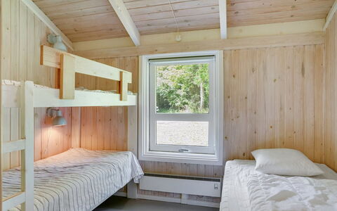 Lovis - 600M from the Sea: Legna, Letto A Castello, Camera Da Letto, Soffitto, Pavimento, Letto, Telaio Del Letto, Color Legno, Latifoglie, Bedding