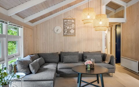 Lovis - 600M from the Sea: Mobilia, Legna, Pavimentazione, Interior Design, Pavimento, Soggiorno, Soffitto, Divano, Casa, Appartamento