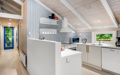 Lovis - 600M from the Sea: Legna, Interior Design, Soffitto, Pavimentazione, Cucina, Pavimento, Controsoffitto, Apparecchio Major, Casa, Mobilia