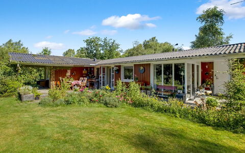 Hartvig - 800M from the Sea: Erba, Casa, Casa, Arbusto, Tetto, Zona Residenziale, Villetta, Lotto, Giardino