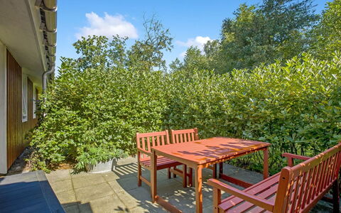 Hartvig - 800M from the Sea: Arbusto, Giardino, Primavera, Mobili Da Esterno, Shade, Luce Del Sole, Tavolo Esterno, Backyard, Landscaping, Cortile