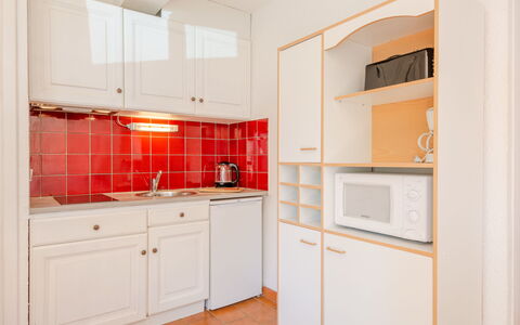 Sainte Maxime 450: Cabinetry, Mobilia, Finestra, Costruzione, Elettrodomestico Da Cucina, Controsoffitto, Cucina, Legna, Interior Design