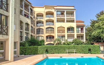Sainte Maxime 450: Acqua, Proprietà, Giorno, Cielo, Finestra, Costruzione, Pianta, Azzurro, Piscina, Albero