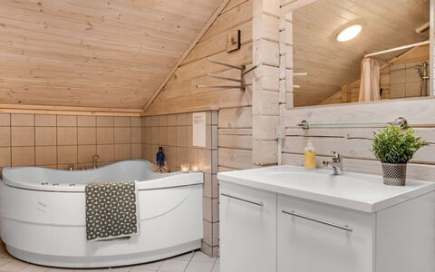 Tanas - 2Km from the Sea: Pavimentazione, Idraulico Fixture, Interior Design, Lavello, Pavimento, Rubinetto, Mobiletto Del Bagno, Idraulico, Bagno, Soffitto