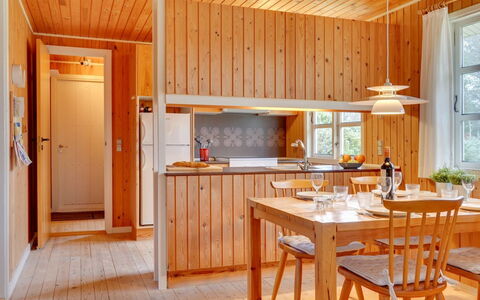 Gizelle - 1.5Km from the Sea: Cucina, Interior Design, Pavimentazione, Mobilia, Legna, Lampada, Soffitto, Controsoffitto, Pavimento, Illuminazione