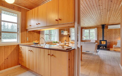 Gizelle - 1.5Km from the Sea: Cucina, Legna, Pavimentazione, Interior Design, Soffitto, Pavimento, Controsoffitto, Cabinetry, Camera, Color Legno
