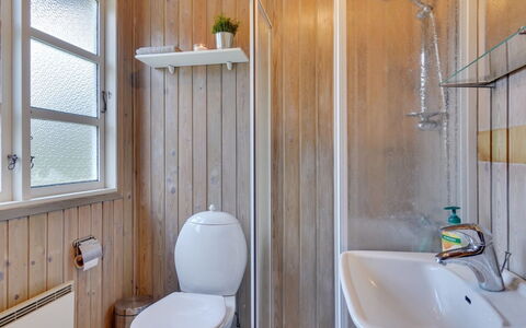 Gizelle - 1.5Km from the Sea: Parete, Pavimentazione, Idraulico Fixture, Legna, Pavimento, Bagno, Gabinetto, Interior Design, Lavandino Del Bagno, Lavello