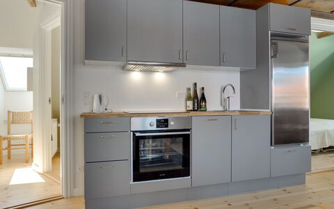 Liina - 200M from the Sea: Cucina, Elettrodomestico Da Cucina, Pavimentazione, Controsoffitto, Cabinetry, Apparecchio Major, Legna, Interior Design, Pavimento, Mobilia