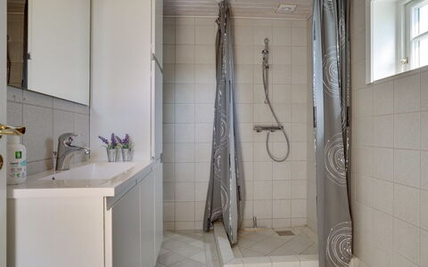 Liina - 200M from the Sea: Pavimentazione, Parete, Pavimento, Idraulico Fixture, Interior Design, Bagno, Piastrella, Idraulico, Camera, Materiale Composito