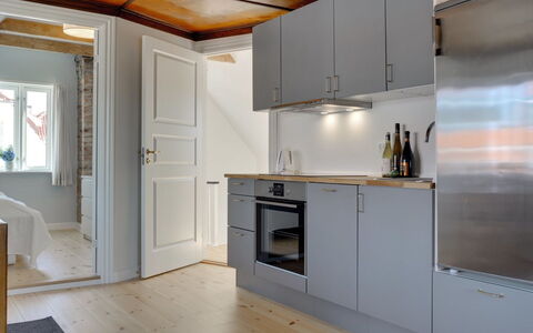 Liina - 200M from the Sea: Pavimentazione, Pavimento, Cucina, Legna, Interior Design, Soffitto, Controsoffitto, Elettrodomestico Da Cucina, Apparecchio Major, Mobilia