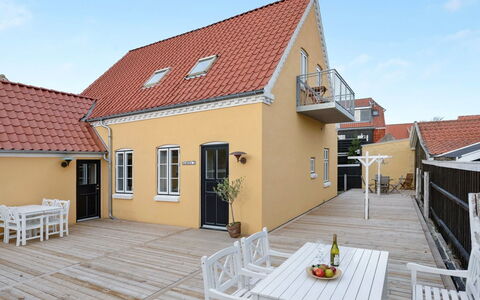 Liina - 200M from the Sea: Casa, Tetto, Porta, Casa, Villetta, Estate, Mobili Da Esterno, Driveway, Villa, Balcone