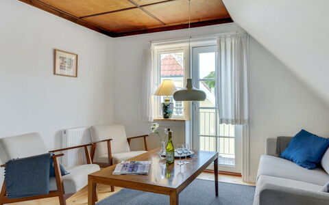 Liina - 200M from the Sea: Mobilia, Interior Design, Pavimentazione, Pavimento, Legna, Sedia, Soffitto, Tavolo, Camera, Soggiorno