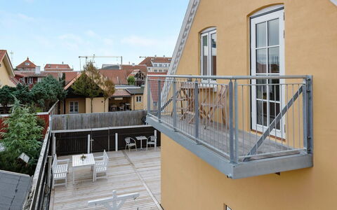 Liina - 200M from the Sea: Corrimano, Balcone, Materiale Composito, Colonna, Portico, Ferro, Metallo, Le Scale, Deck, Recinzione