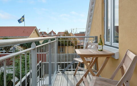 Liina - 200M from the Sea: Legna, Mobilia, Sedia, Balcone, Appartamento, Deck, Mobili Da Esterno, Portico, Color Legno, Corrimano