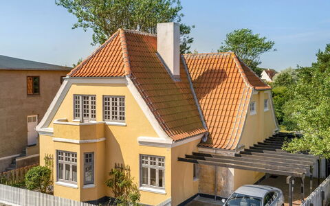 Amila - 425M from the Sea: Costruzione, Finestra, Tetto, Zona Residenziale, Casa, Casa, Facciata, Architettura, Quartiere, Insediamento Umano