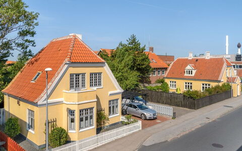 Amila - 425M from the Sea: Costruzione, Casa, Zona Residenziale, Tetto, Casa, Facciata, Insediamento Umano, Villetta, Sobborgo, Finestra A Ghigliottina