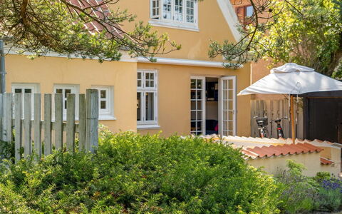 Amila - 425M from the Sea: Finestra, Casa, Casa, Arbusto, Zona Residenziale, Villetta, Tetto, Porta, Giardino