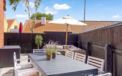 Edita - 250M from the Sea: Vegetazione, Arbusto, Primavera, Villetta, Giardino, Shade, Backyard, Cortile, Sedia