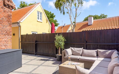 Edita - 250M from the Sea: Vegetazione, Arbusto, Primavera, Villetta, Giardino, Shade, Backyard, Cortile, Sedia