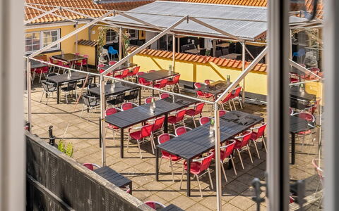 Edita - 250M from the Sea: Vegetazione, Arbusto, Primavera, Villetta, Giardino, Shade, Backyard, Cortile, Sedia