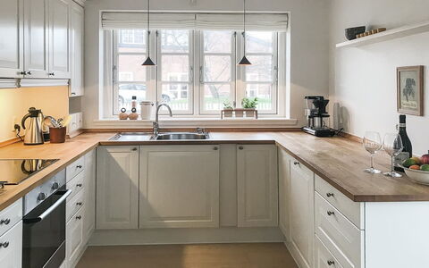Ejda - 700M from the Sea: Controsoffitto, Cucina, Cabinetry, Pavimentazione, Mobilia, Interior Design, Legna, Elettrodomestico Da Cucina, Casa, Pavimento