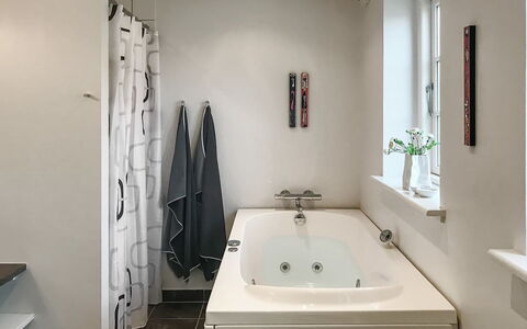 Ejda - 700M from the Sea: Bagno, Vasca Da Bagno, Idraulico Fixture, Interior Design, Pavimentazione, Parete, Pavimento, Rubinetto, Idraulico, Camera